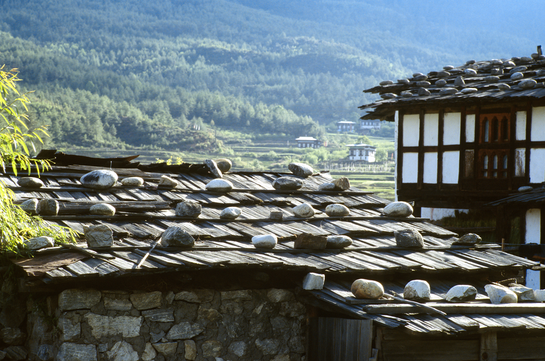 b_649l paro.jpg - Népal - Kathmandou, Bodnath appareil traditionnel  de lattes de bois retenues par des pierres